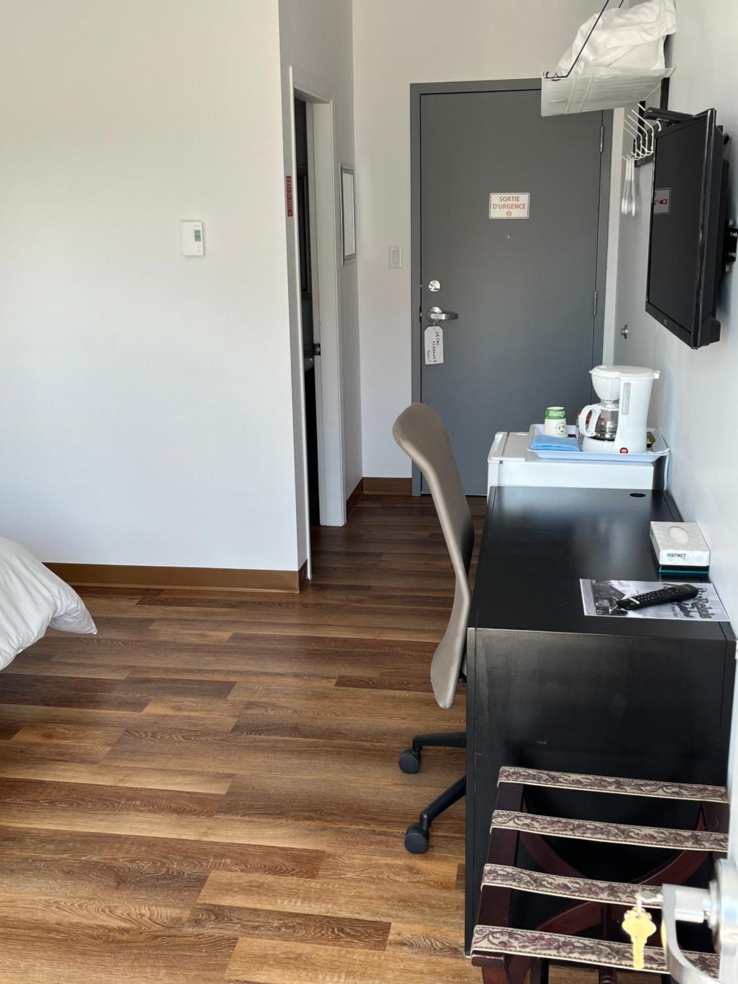 Motel M Saint-Adelme Екстериор снимка